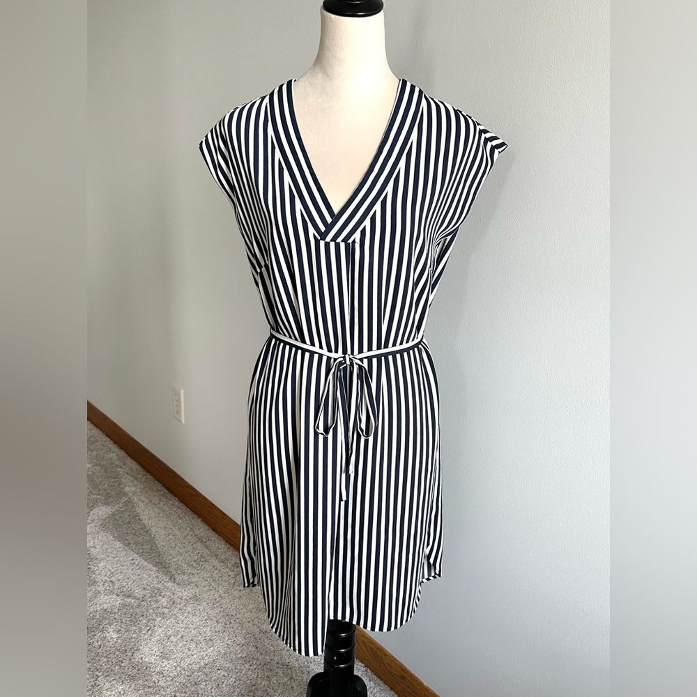 H&M navy blue and ivory stripe dress pull on with tie waist size 8 v neckline